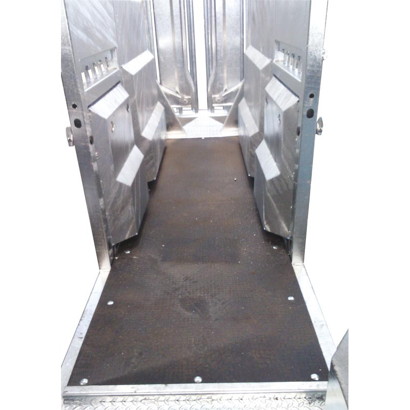 Non-slip mat for mobile or fixed cattle handling race